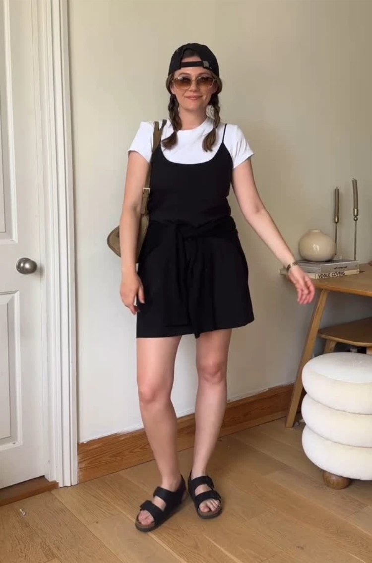 sommeroutfit aus den 90ern mit slipdress, t shirt und birkenstocks