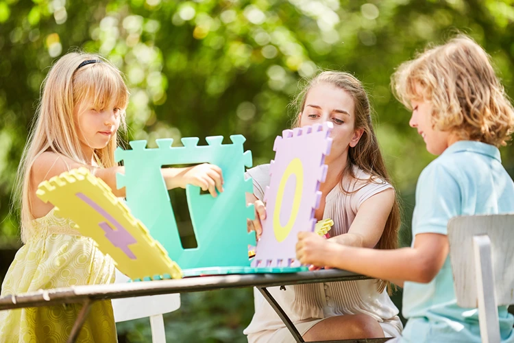spaß mit riesenpuzzle im garten einschulung