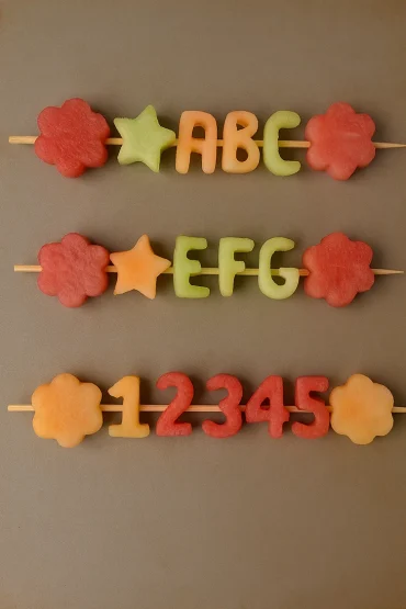 spieße mit buchstaben und zahlen aus früchten fingerfood einschulung