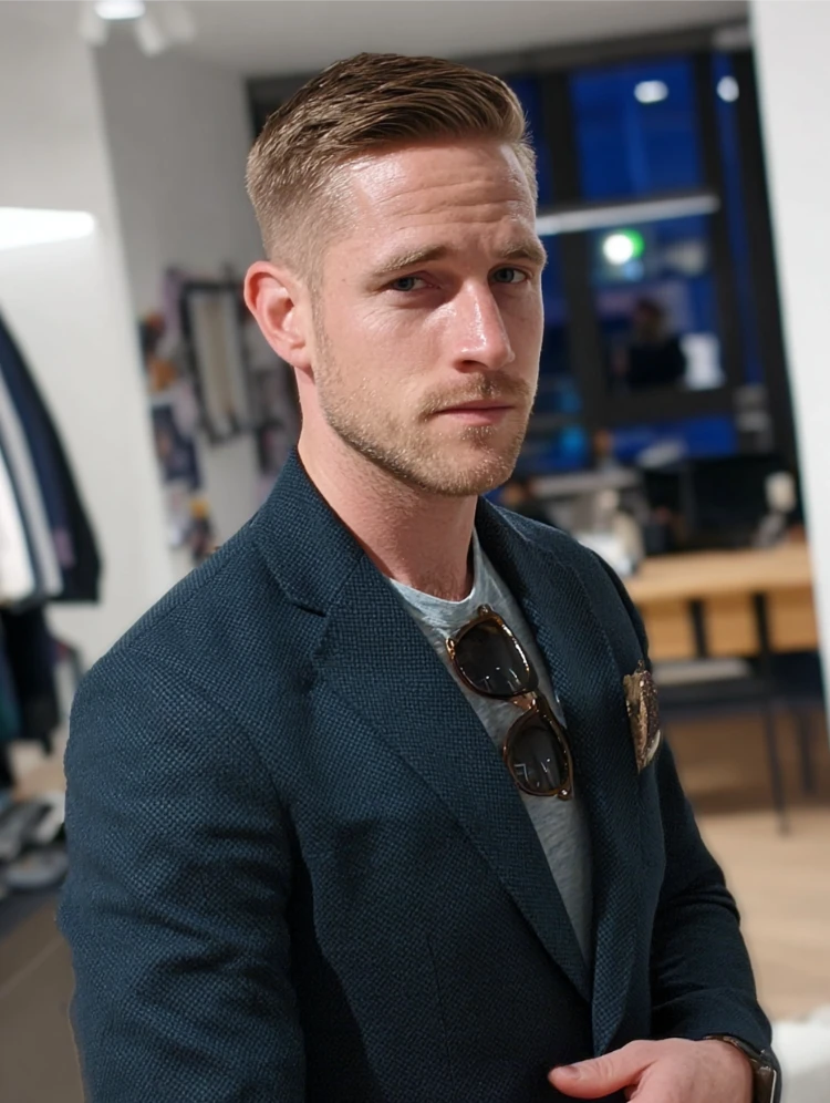 stilvoller mann mit anzug und sonnenbrille, inspiriert von ryan gosling in „crazy stupid love“