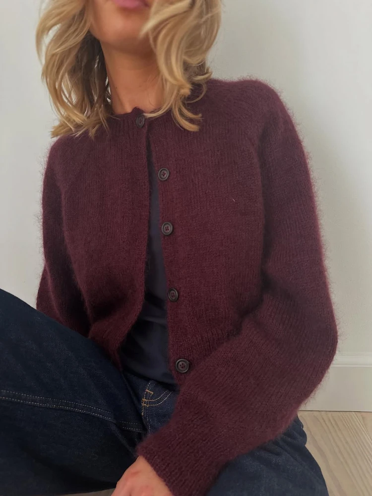 stilvolles outfit mit roter strickjacke für den herbst