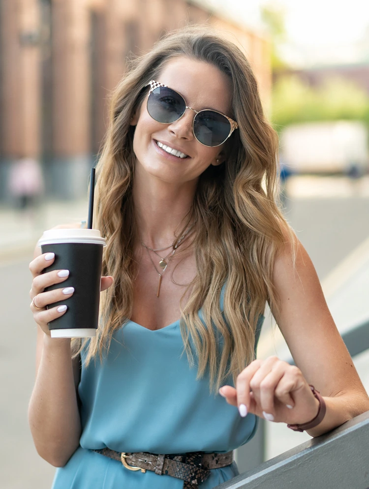 strahlendes lächeln im einschulungs outfit – blau und gold perfekt kombiniert