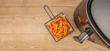 süßkartoffel pommes neben der heißluftfritteuse