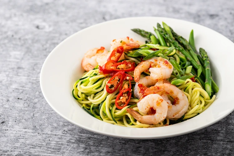 thai zoodles mit scharfen garnelen