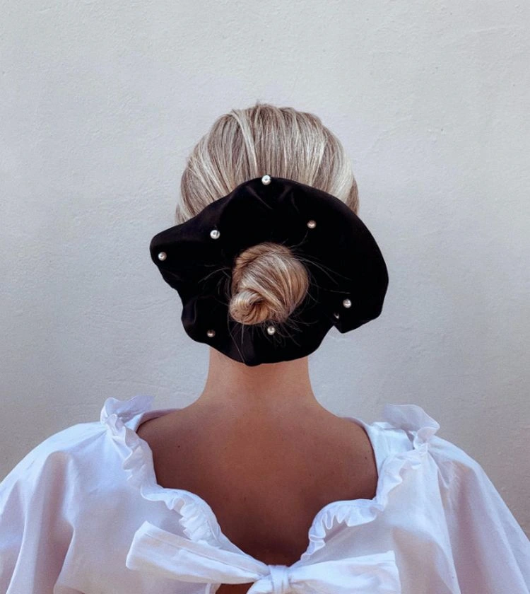 tiefer dutt mit haaraccessoires