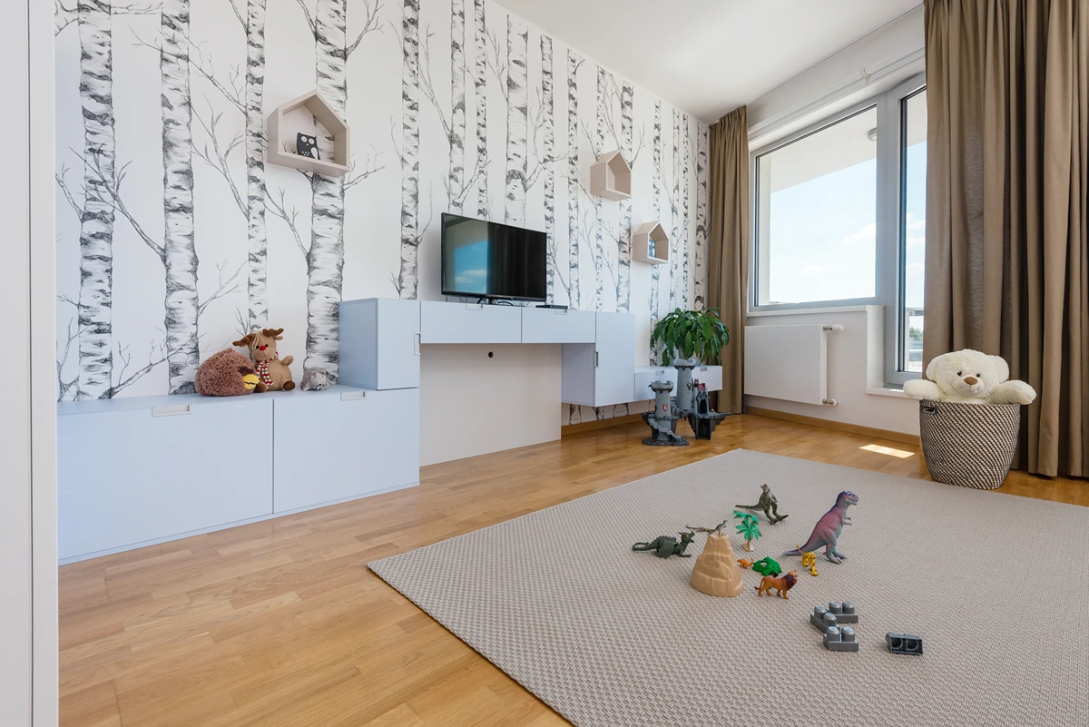 tv ecke mit hausregalen und kommode im hellblauen jungenzimmer