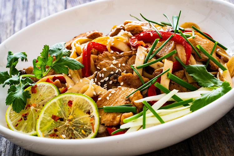 udon nudeln mit huhn knackigem gemüse und würziger sauce