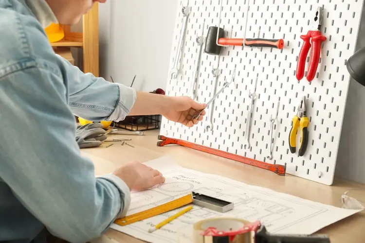 Übersichtliches Ordnungssystem mit Skadis für Garage, Werkstatt und Schuppen