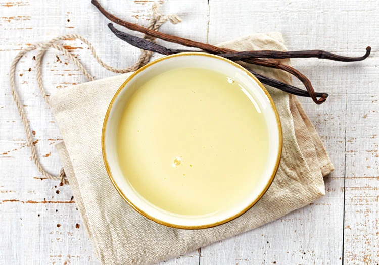 vanillesauce in weißer schüssel