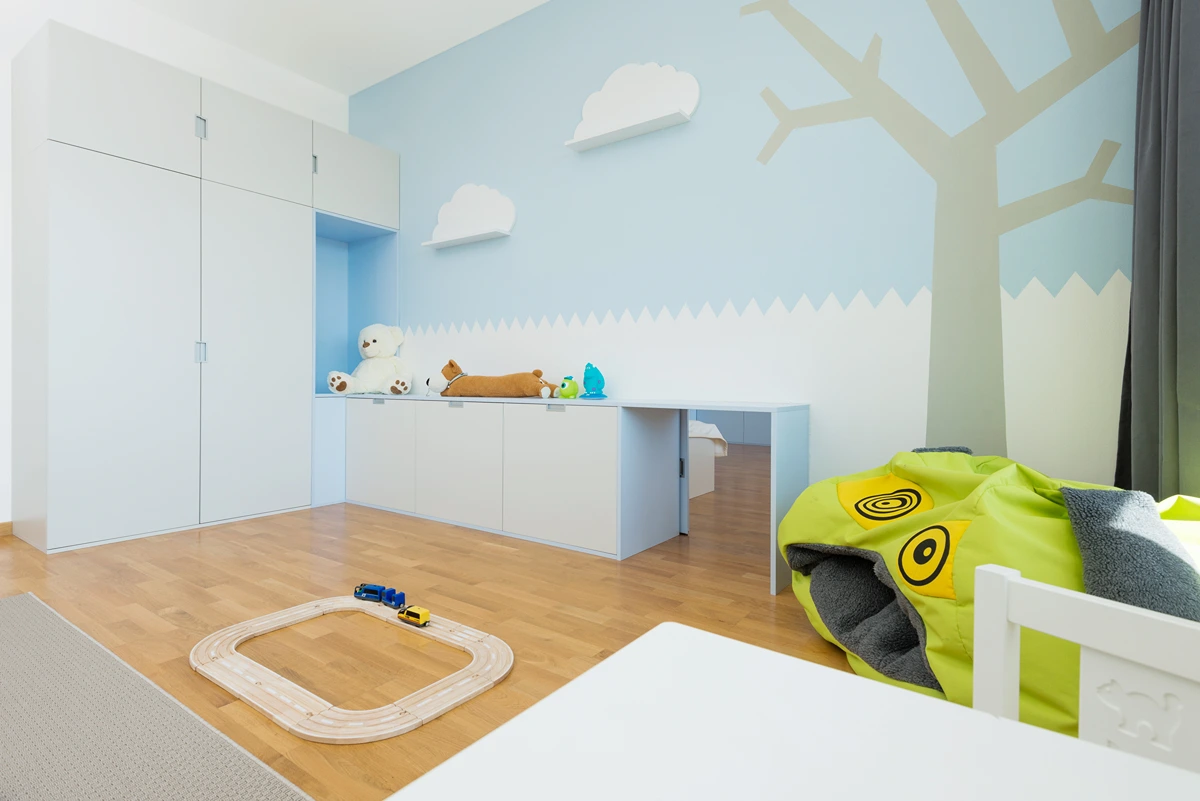 verspieltes kinderzimmer mit 2 farbiger wandgestaltung und verstecktem durchgang