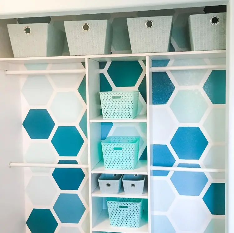 Wabenmuster an die Wand streichen als Hintergrund für einen offenen Kleiderschrank