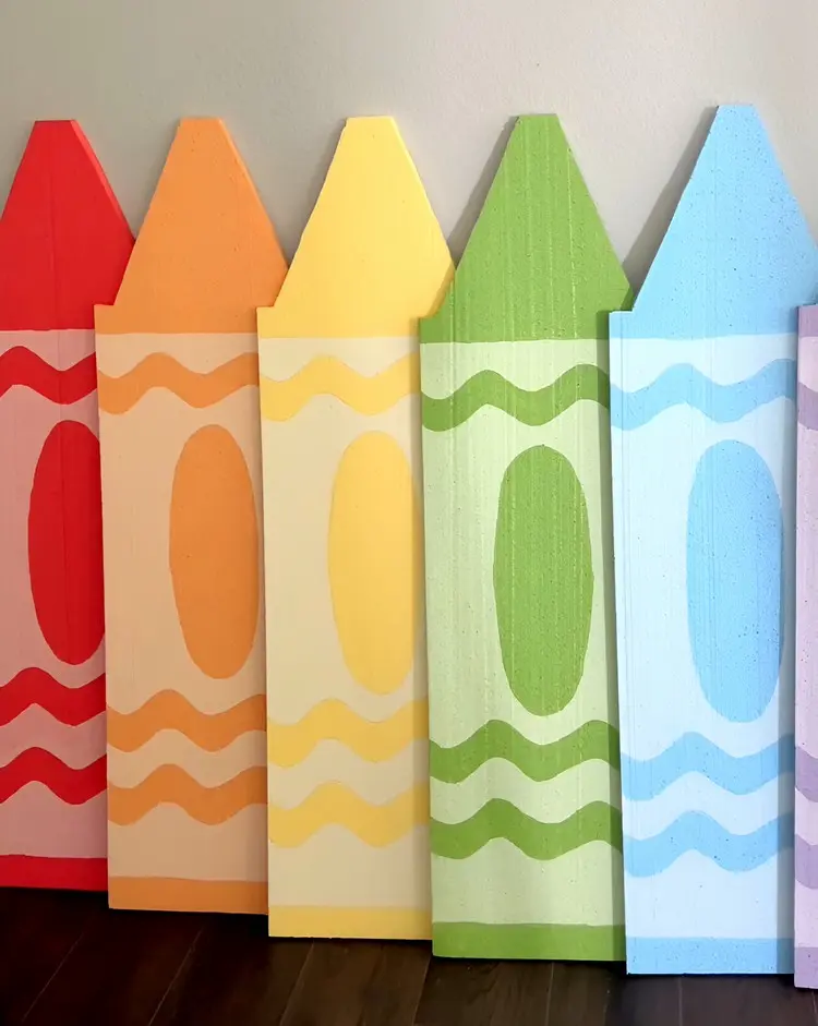 Wachsmalstifte als XXL Deko zur Einschulung mit Styropor und Farben