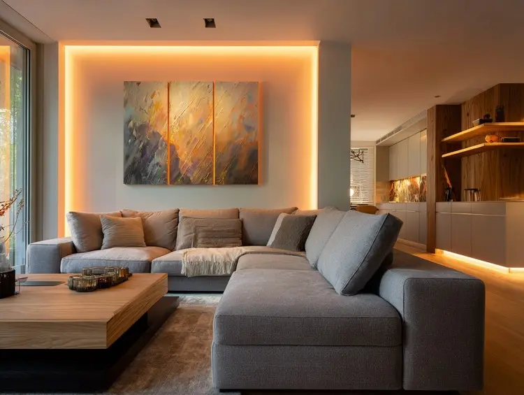 Wände und Kunstwerke wie Bilder mit LED-Licht zur Schau stellen