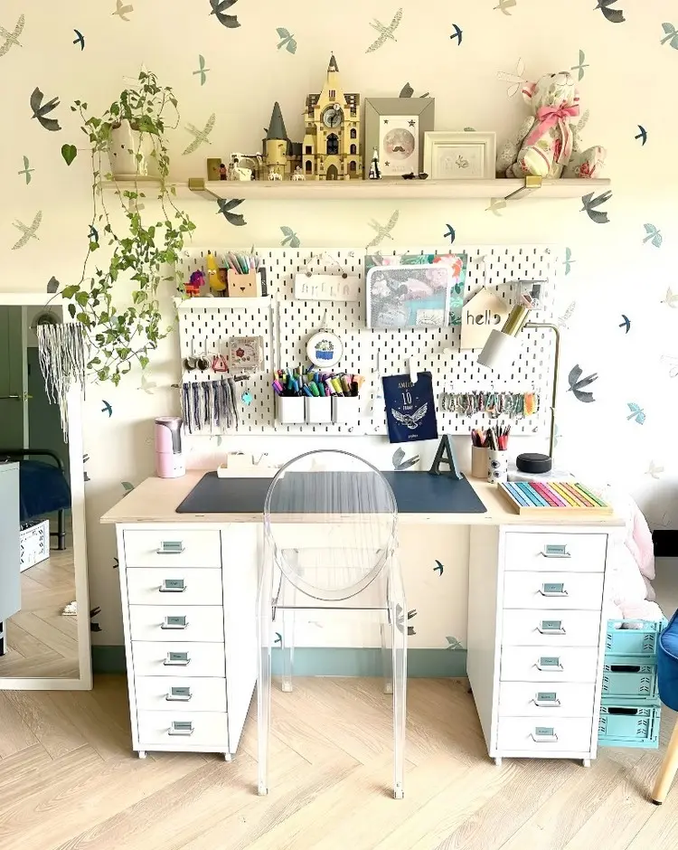 Wandorganizer für Schulkinder mit Behältern für Stifte und Ablageflächen