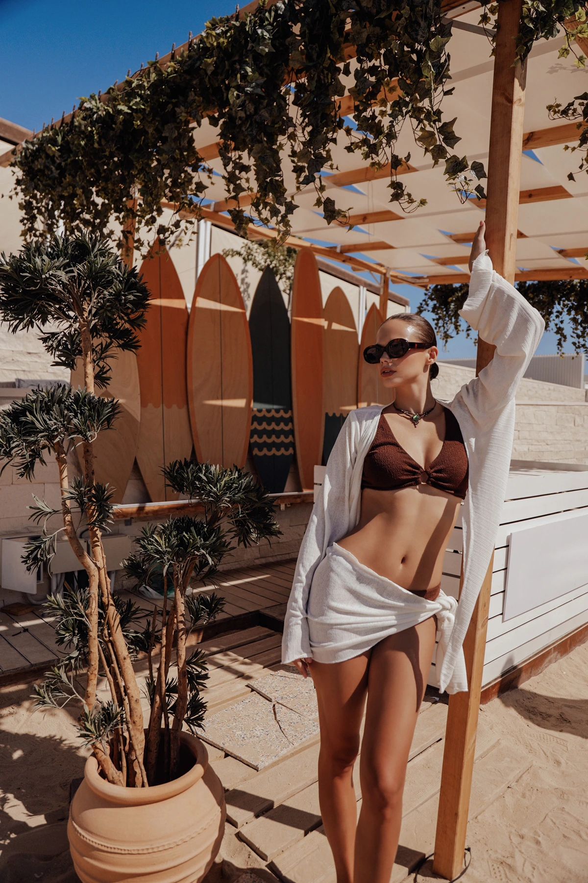 weißes hemd über braunem bikini und mini sarong