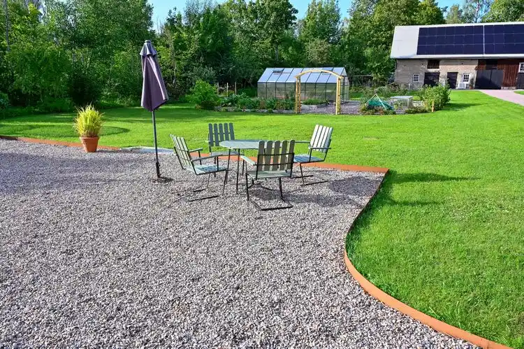 wie man den perfekten gartensitzplatz mit kieselsteinen erstellt