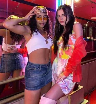 y2k 2000s party outfit frauen