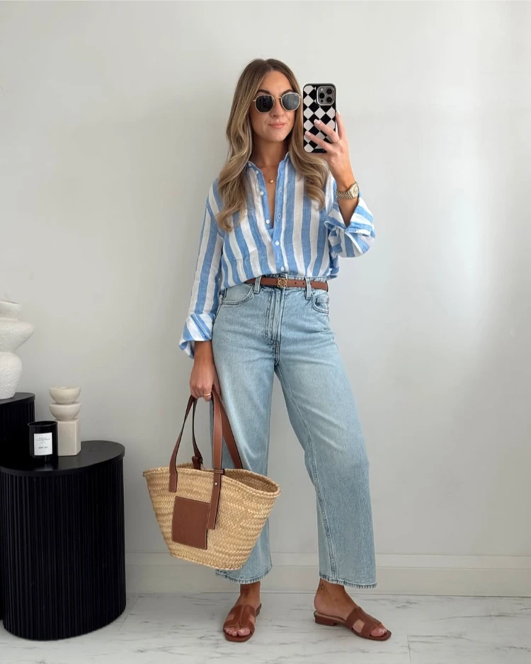 zierliche frau mit wide leg cropped jeans und hemd