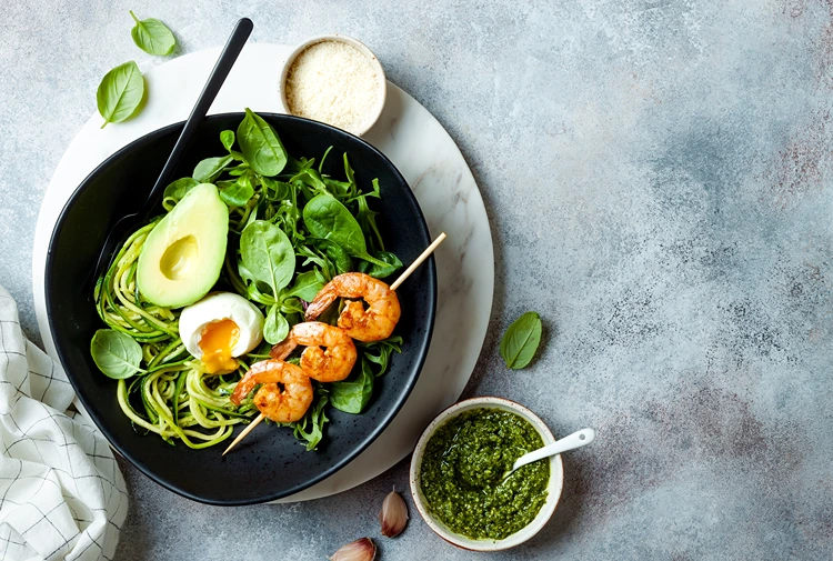 zoodles bowl mit avocado garnelen weichgekochtem ei und pesto