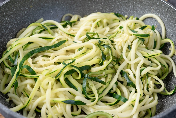 zucchini in langen spaghettiartigen streifen