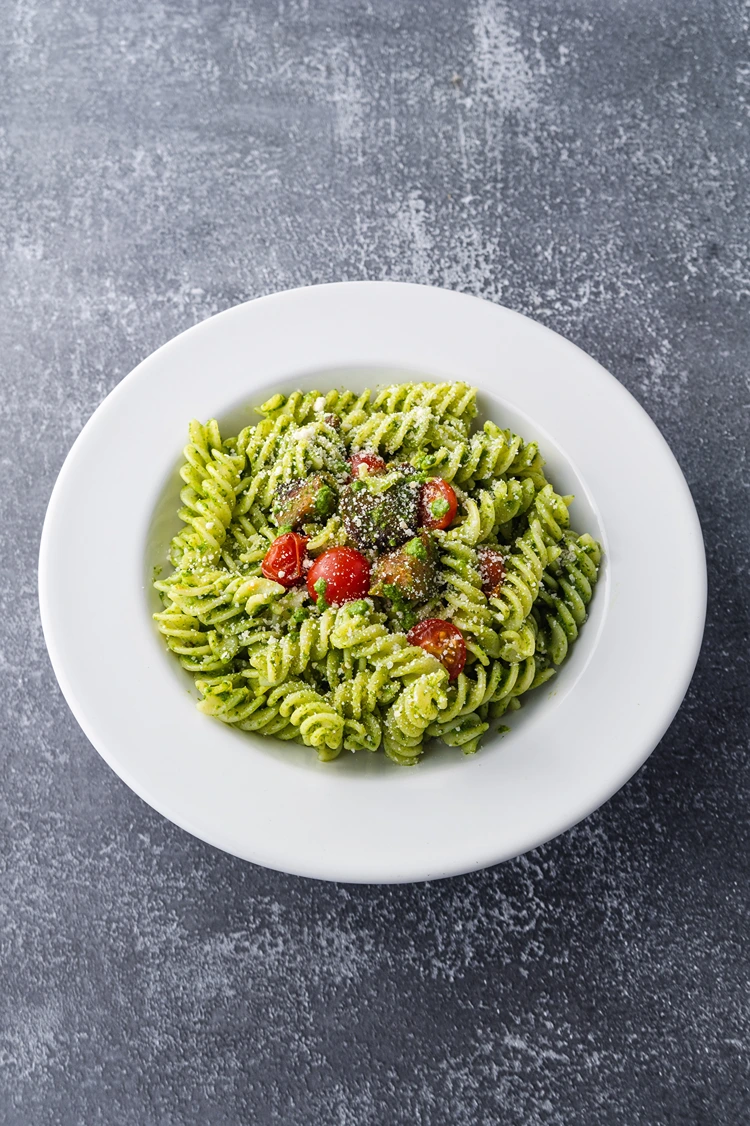zucchini sauce zu pasta serviert