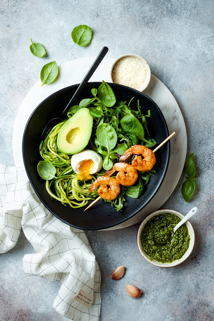 zucchini spaghetti mit garnelen avocado ei und pesto