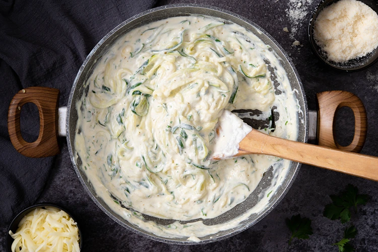 zucchini spaghetti mit käsesoße rezept