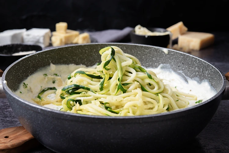 zucchini spaghetti rezept mit käsesoße