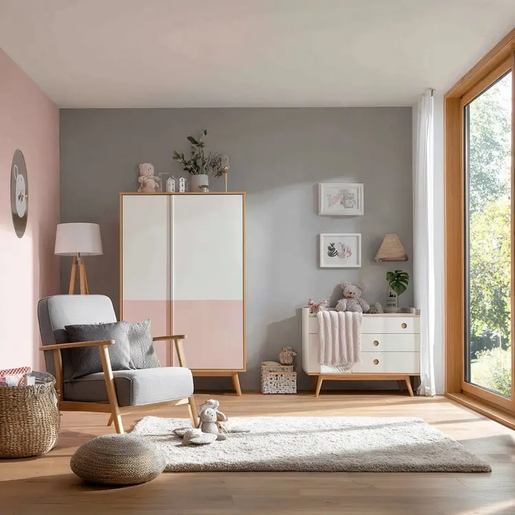 Zwei Akzentwände im Kinderzimmer grau-rosa streichen und mit weißen Wänden kombinieren