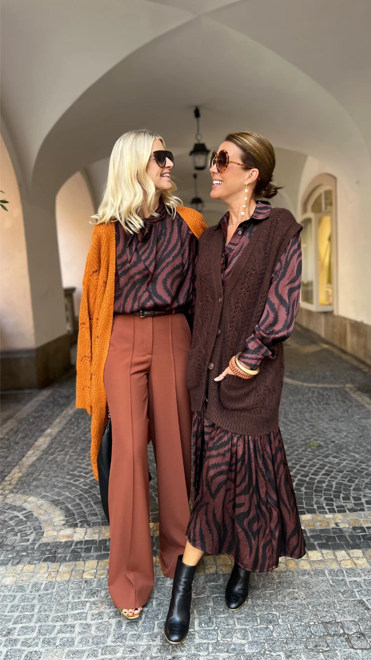 zwei frauen mit stilvollen outfits für den herbst mit cardigans