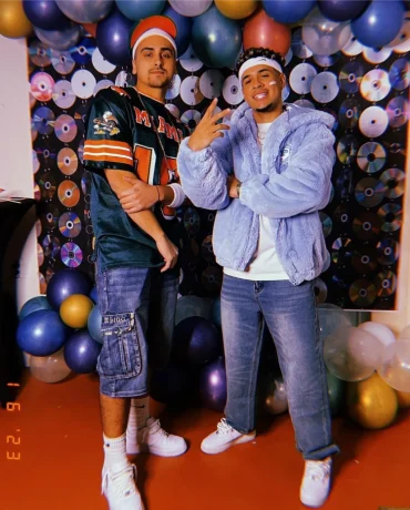 zwei jungen in party outfits aus den 2000er jahren