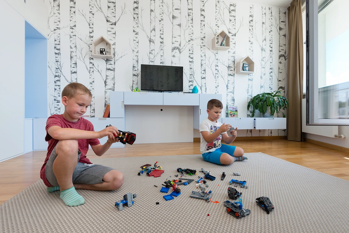 zwei jungen spielen mit lego im geräumigen spielzimmer