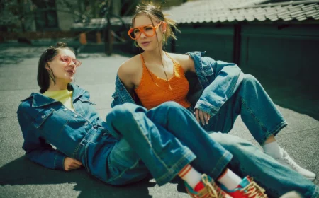 zwei mädchen in sommeroutfits aus den 90er jahren