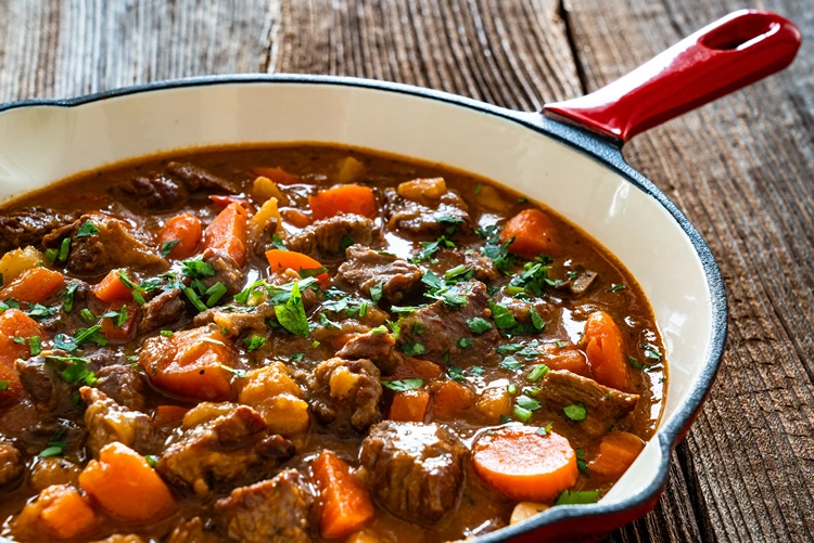 zwiebelüberschuss im gulasch und eintopf ausgleichen