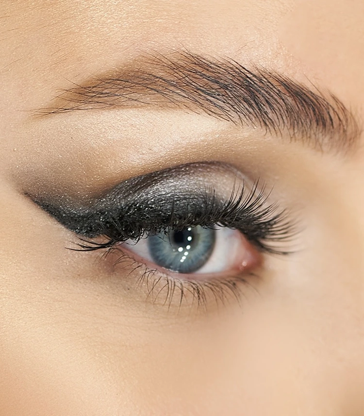 abend make up blaue augen strahlender look mit eyeliner