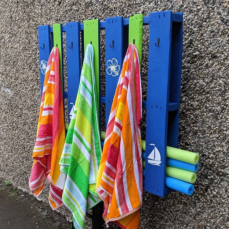 Accessoires für den Pool an einer Palette verstauen mit Platz für Handtücher und Schwimmnudeln
