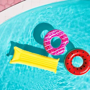 Accessoires für den Pool clever aufbewahren mit Paletten, Regalen oder Ball-Organizern