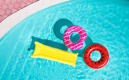 Accessoires für den Pool clever aufbewahren mit Paletten, Regalen oder Ball-Organizern