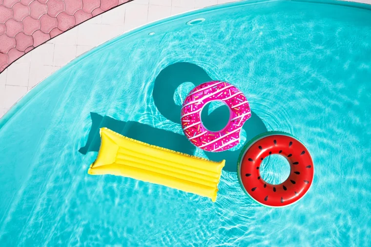 Accessoires für den Pool clever aufbewahren mit Paletten, Regalen oder Ball-Organizern