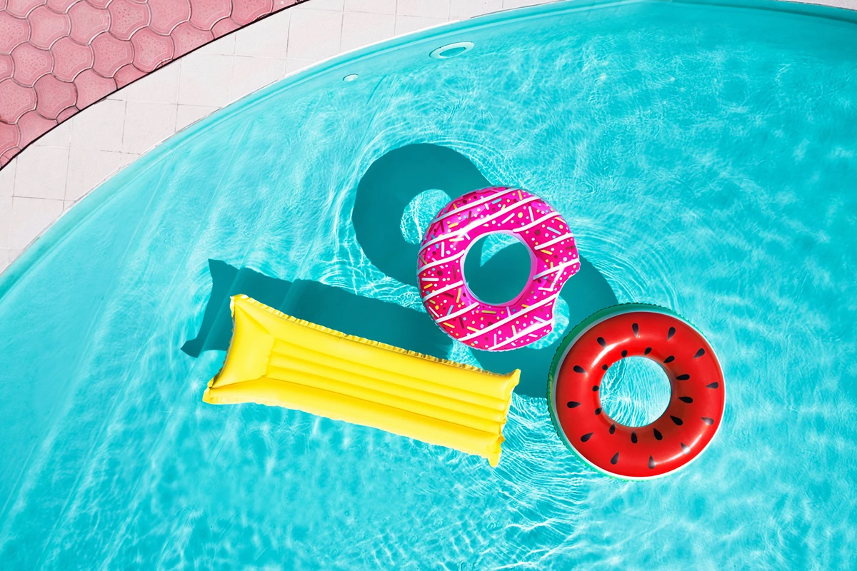 Accessoires für den Pool clever aufbewahren mit Paletten, Regalen oder Ball-Organizern