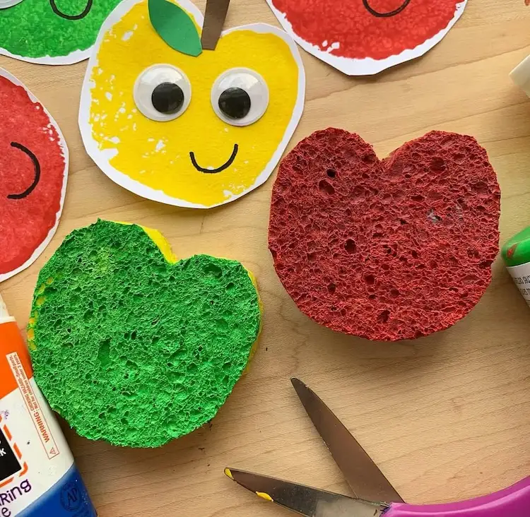 Apfel stempeln im Herbt mit Schwamm