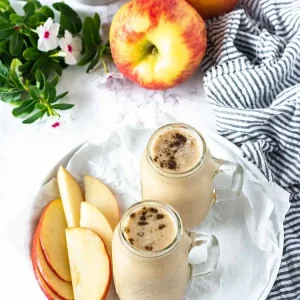 Apfelkuchen Smoothie Getränk für Herbsttage