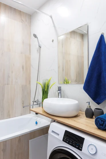 Arbeitsplatte zwischen Waschbecken und Gerät