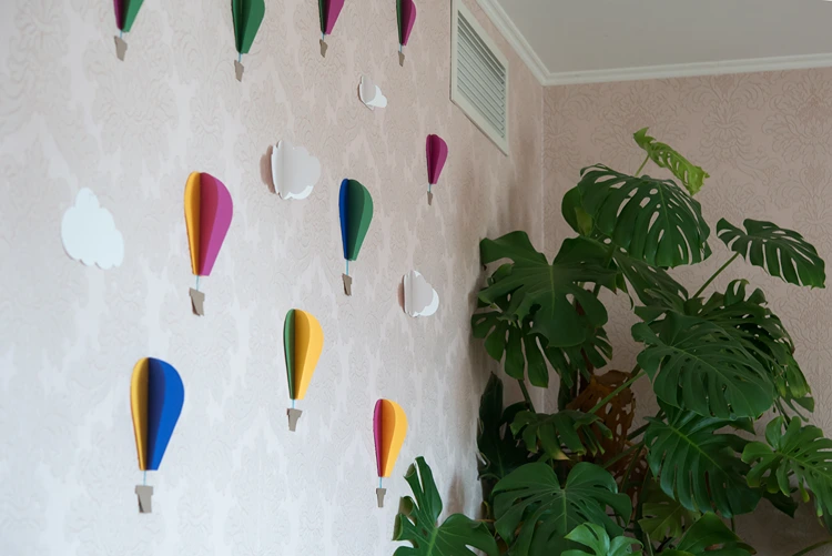 Aus Tonpapier niedliche Ballons für die Wandgestaltung basteln