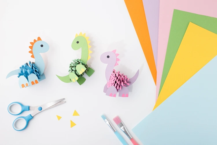 Bastelidee für Kinder im Herbst mit Naturmaterialien und Tonpapier