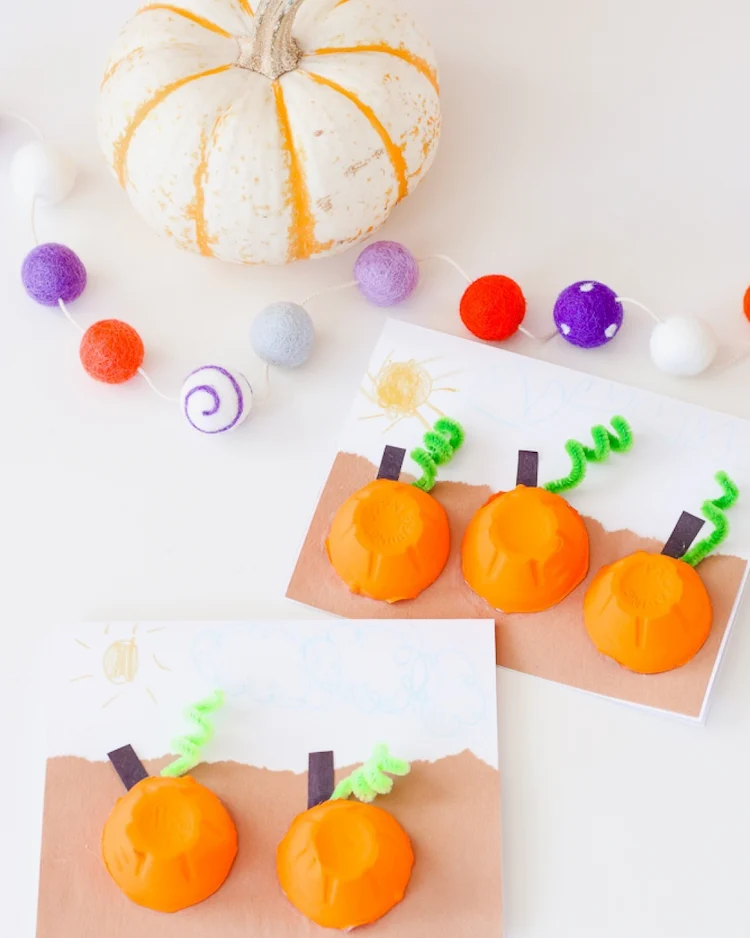 Basteln mit Eierkarton Grußkarte herbstlich mit Kürbissen