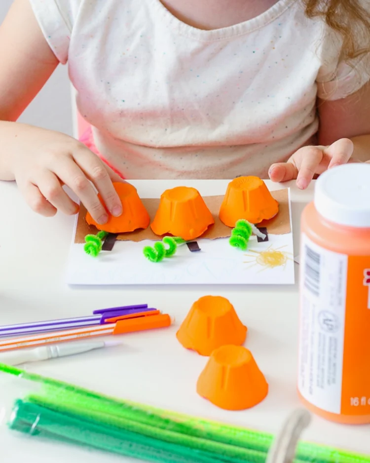 Basteln mit Eierkarton im Herbst Bilder mit Kürbissen