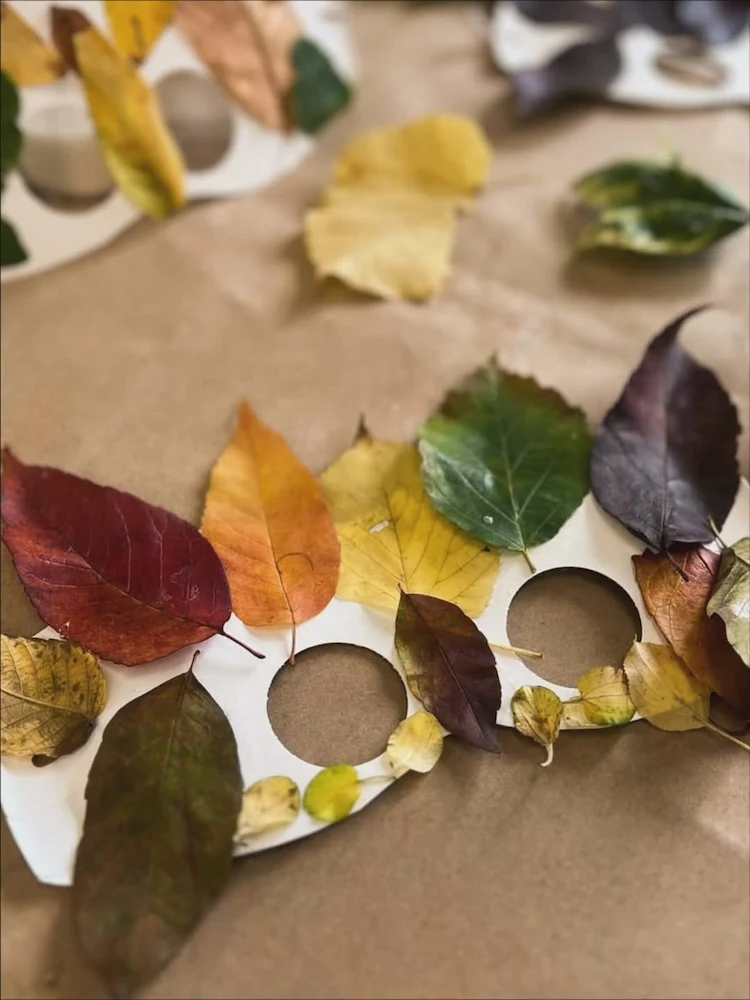 Basteln mit Kindern im Herbst Maske der Waldfee beliebig gestalten