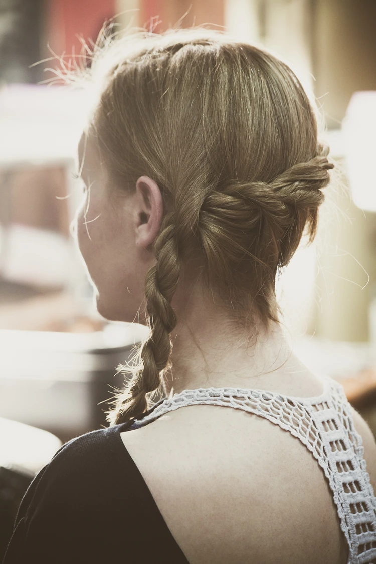 beide zöpfe treffen sich im nacken und ergeben eine romantische flechtfrisur