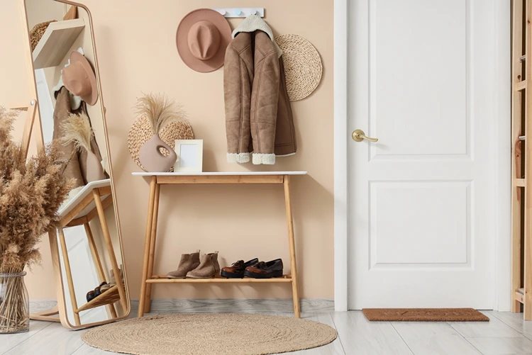 Beistelltisch als Schuhablage und kleine Garderobenleiste für Jacken